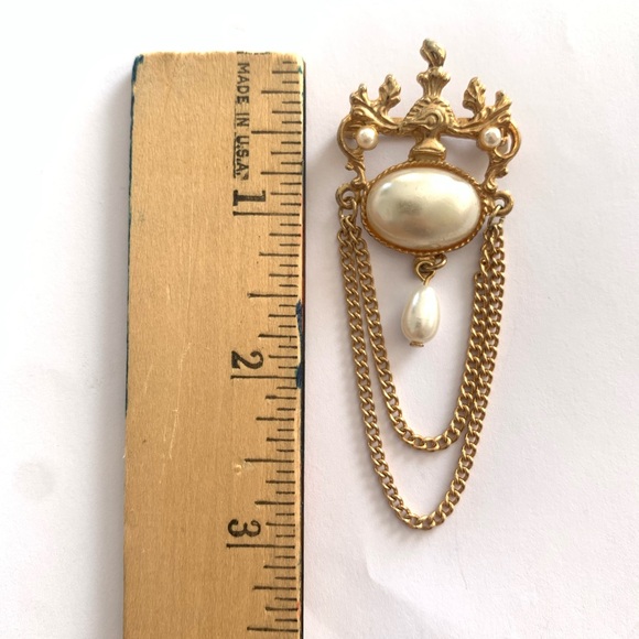 Vintage Victorian Revival style brooch Classic Elegance - Picture 5 of 10